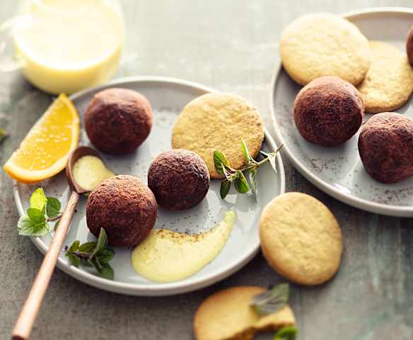 Truffes à l'orange, sablés au curry et crème anglaise curry-orange