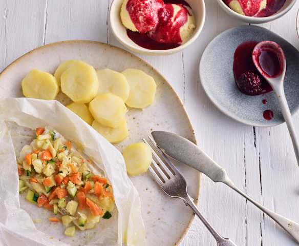 Menú: Papillote de rodaballo con verduras. Helado con salsa de frutos rojos