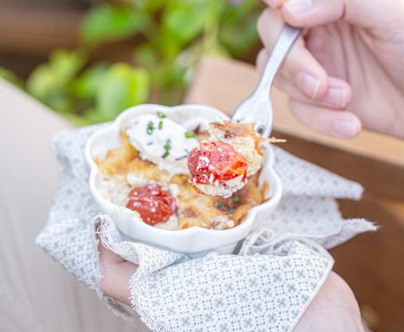 Clafoutis aux tomates cerise, quenelle de fromage frais