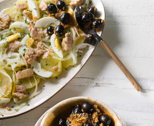 Papas y aceitunas negras aliñás