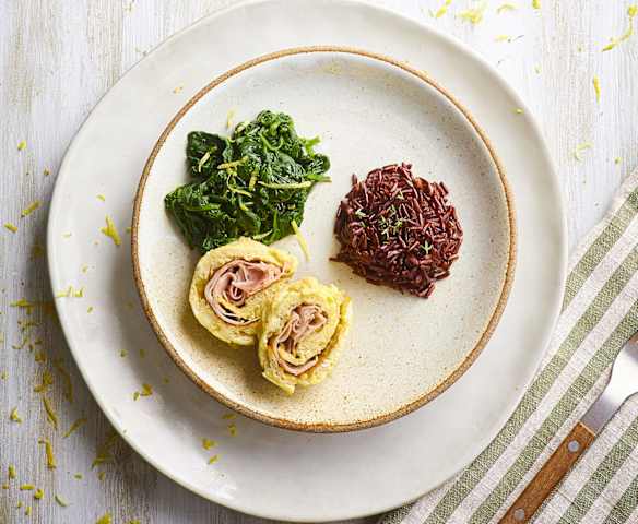Omelette con contorno di spinaci e riso croccante Omelette con contorno di spinaci e riso croccante