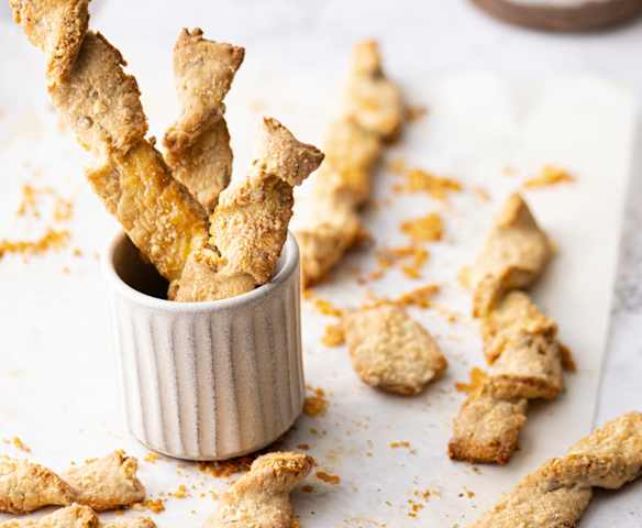 Grissini di sfoglia croccanti al formaggio Grissini di sfoglia croccanti al formaggio