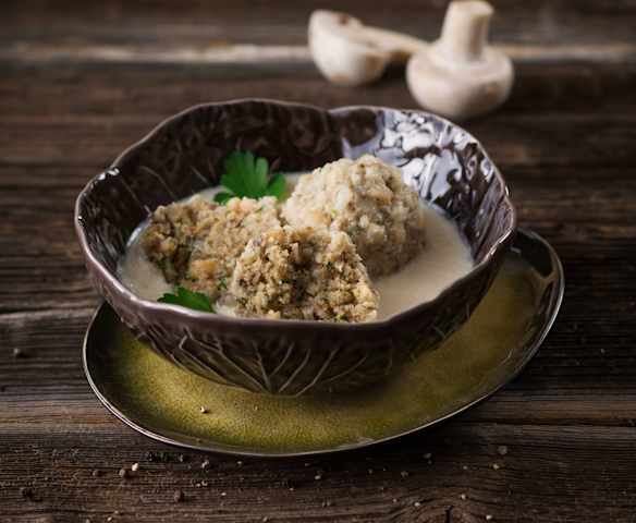 Pilzknöderl mit Krensauce (vegan)
