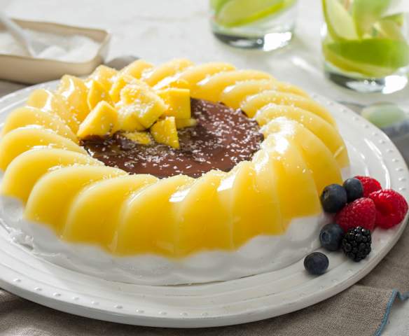 Postre de mango y coco con salsa de chocolate