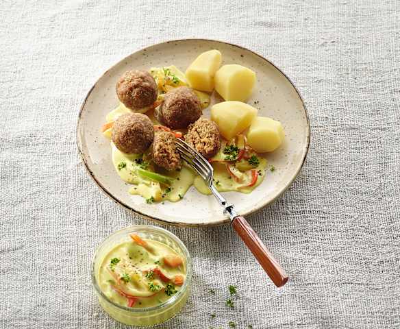 Seitan-Bällchen mit Kartoffeln und Paprika-Curry-Sauce