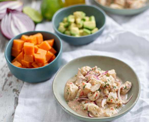 Ceviche de robalo com leche de tigre