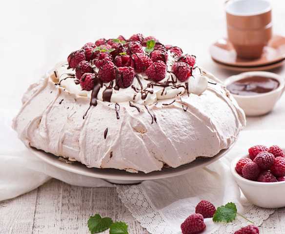 Pavlova czekoladowa z kremem mascarpone i malinami Pavlova czekoladowa z kremem mascarpone i malinami