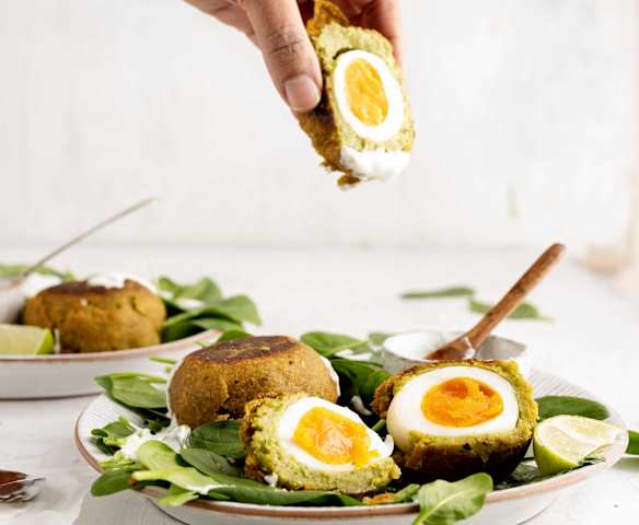 Jajka po szkocku w falafelach z sosem jogurtowym