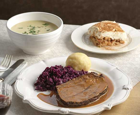 Topinambursuppe, Schmorbraten mit Erdäpfelknödel und Rotkraut; Apfel-Tiramisu Topinambursuppe, Schmorbraten mit Erdäpfelknödel und Rotkraut; Apfel-Tiramisu