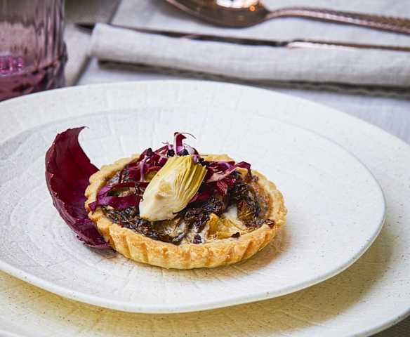 Mini quiche alle patate, radicchio e carciofi (vegan)
