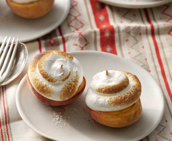 Melocotones asados y merengue