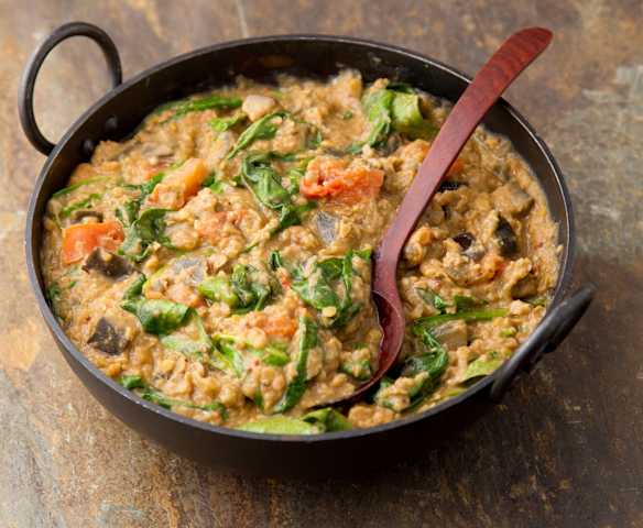Karryret med aubergine, spinat og linser