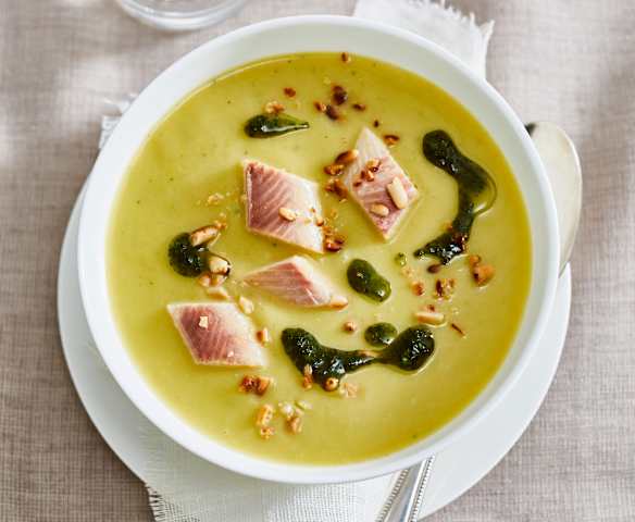 Knollenselleriesuppe mit Räucherforelle