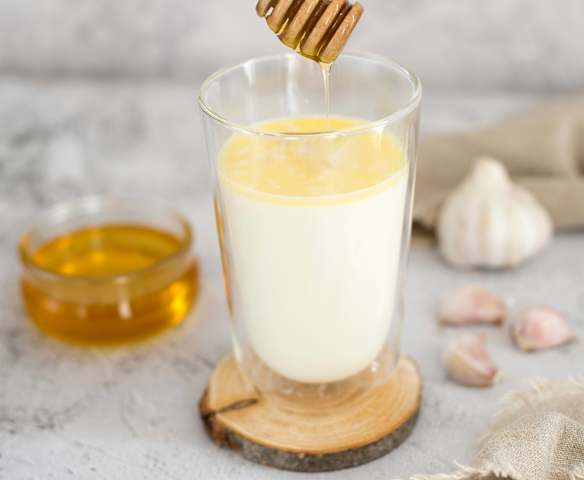 Mleko z miodem i czosnkiem