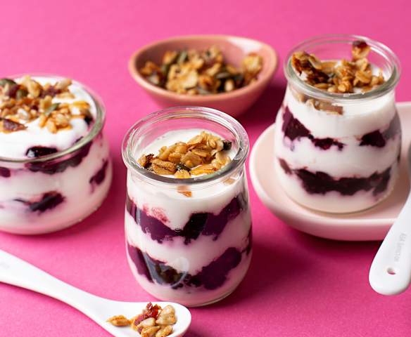 Postre de yogur con mora y granola de frutos secos