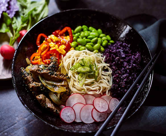 Bunte Ramen-Bowl