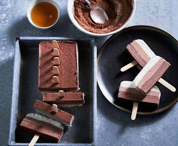 Gelado de iogurte e cacau sem açúcar na forma