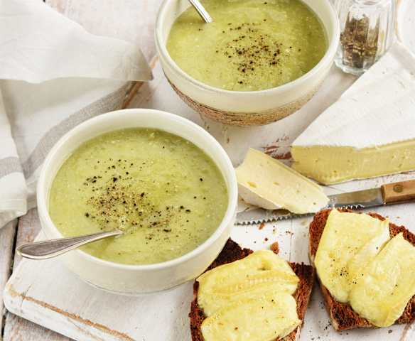 Soupe poireaux, brie et pommes de terre