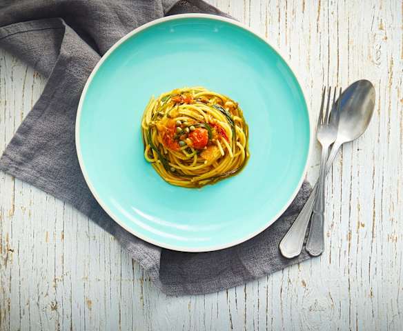 Spaghetti con agretti, pomodorini e capperi Spaghetti con agretti, pomodorini e capperi