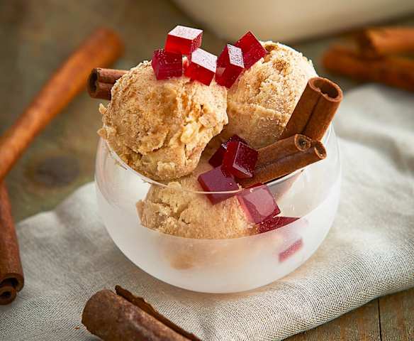 Gelato alla cannella con gelèe al vino rosso Gelato alla cannella con gelèe al vino rosso