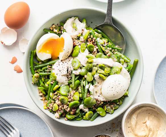 Salade de haricots verts et fèves, sauce au tahin et œufs mollets Salade de haricots verts et fèves, sauce au tahin et œufs mollets