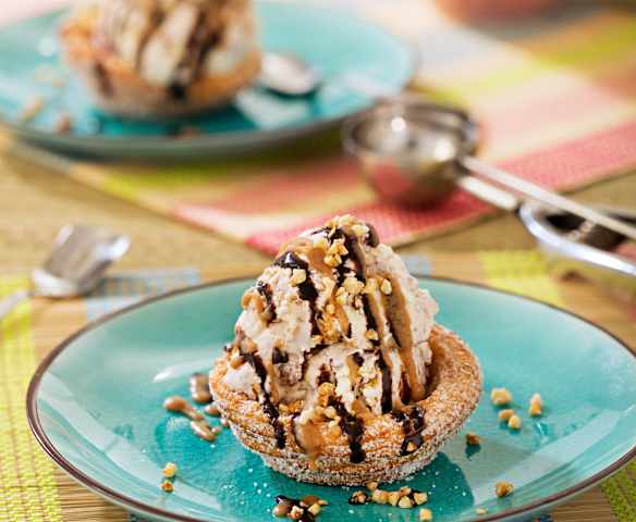 Cuencos de masa choux con helado