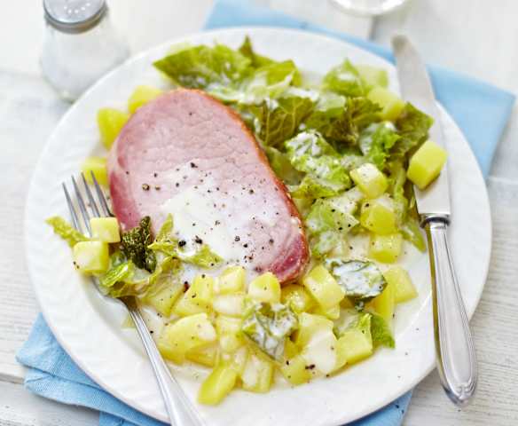 Kasseler auf Wirsing mit Kartoffeln und Frischkäsesauce