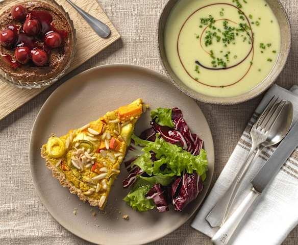 Romanesco-Suppe, Kürbis-Lauch Quiche mit Salat, Lebkuchenmousse mit Weichselkompott Romanesco-Suppe, Kürbis-Lauch Quiche mit Salat, Lebkuchenmousse mit Weichselkompott