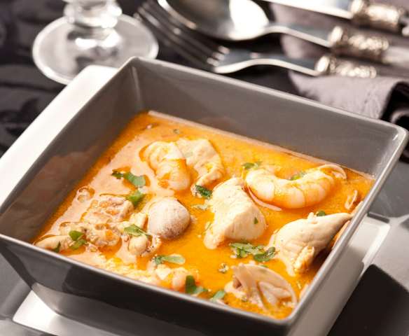 Pollo guisado con langostinos y almejas