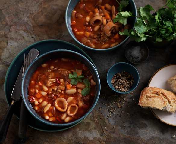 Guiso de judías blancas con calamares y chorizo en cocción lenta