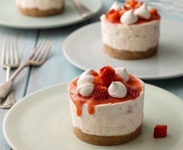 Individual Eton Mess Cheesecakes Individual Eton Mess Cheesecakes