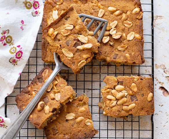 Blondie aux trois chocolats et cacahuètes
