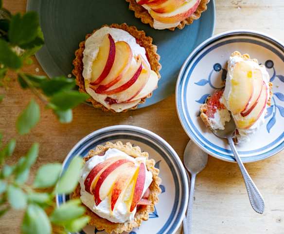 Tartelette sablée, pêche vapeur et chantilly aromatisée