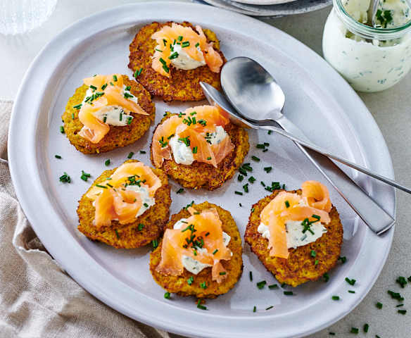 Gemüsepuffer mit Lachstopping