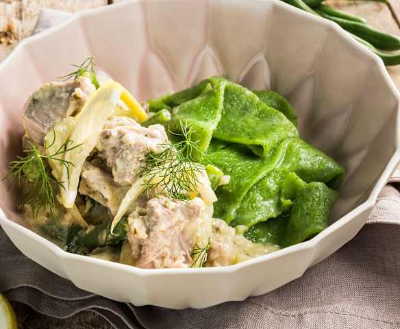 Zitroniges Lammragout mit Fisolen und Dillnudeln