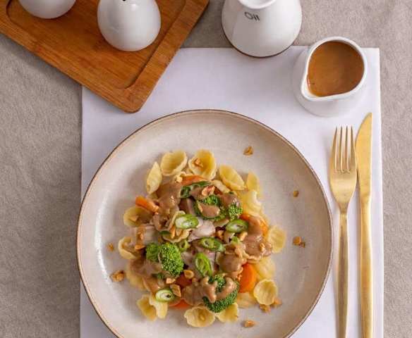 Kurczak w sosie orzechowym z makaronem