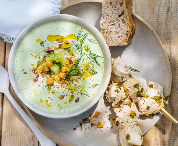Soupe persane au yaourt, brochette vapeur de poulet mariné