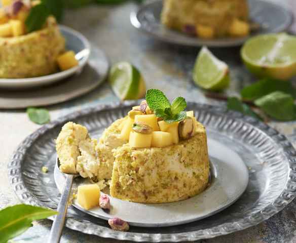 Cheesecakes de pistacho con mango