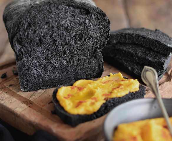 Pan de molde de tinta de calamar y hummus de zapallo