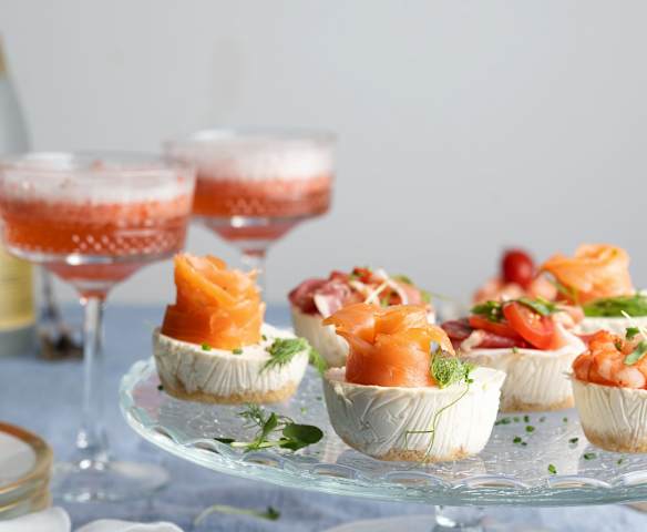Cóctel de champán de fresa con mini tartaletas de queso saladas