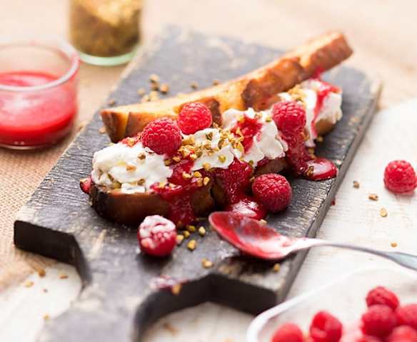 Club sandwich brioché, coulis de framboise, chantilly vanille