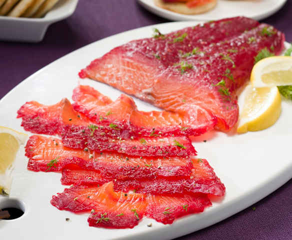 Łosoś marynowany w burakach (Gravlax)