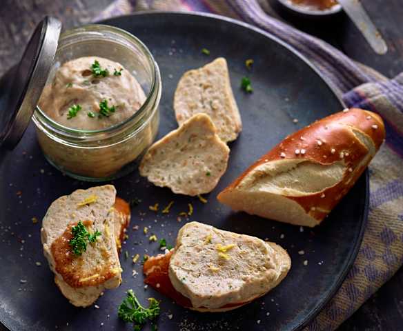 Bílá klobása ve skle