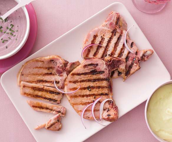 Chuletas de Sajonia con salsa de cebollas rojas y puré de patatas Chuletas de Sajonia con salsa de cebollas rojas y puré de patatas