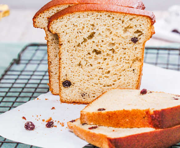 Pão doce de banana com passas sem glúten