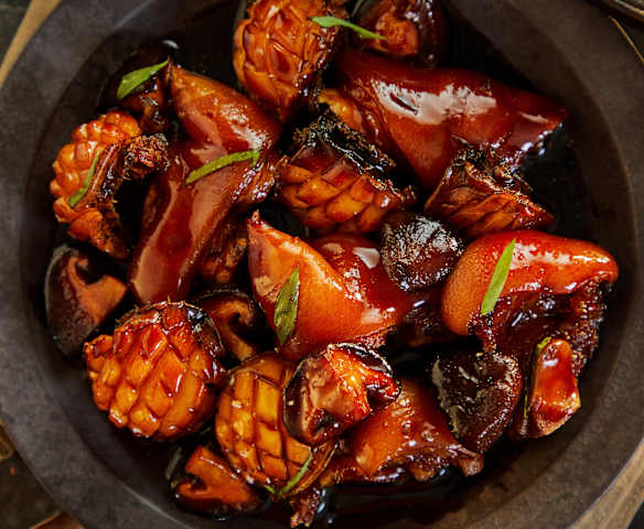 猪脚花菇焖鲍鱼