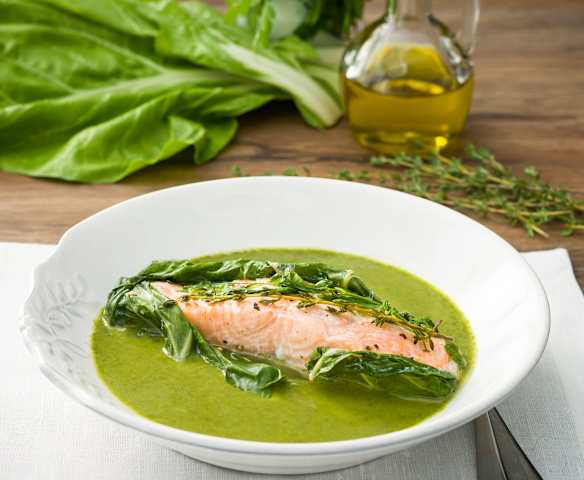 Salmón con crema de hojas de acelga