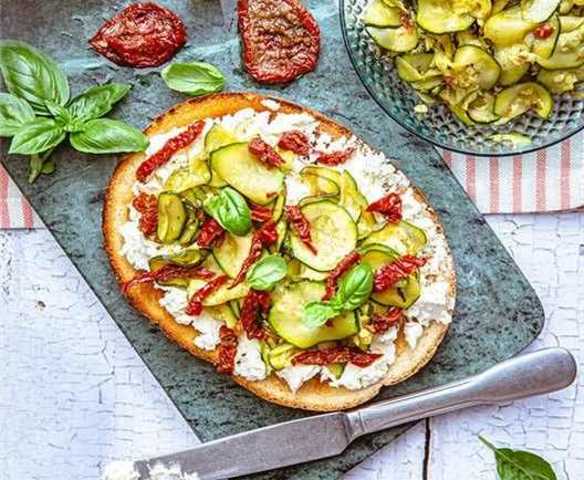 Grzanki z ubijaną fetą, cukinią i suszonymi pomidorami (TM5)