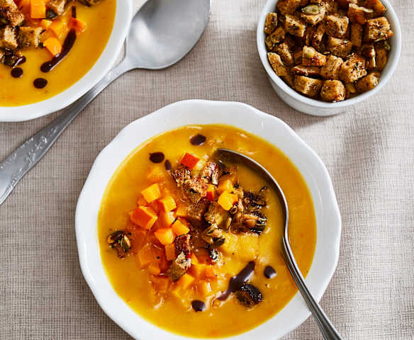 Süßkartoffel-Kürbis-Suppe mit Kräutercroûtons