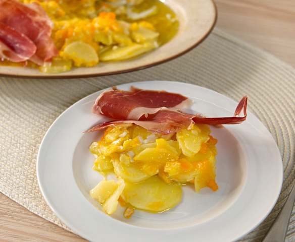 Huevos rotos con patatas y jamón